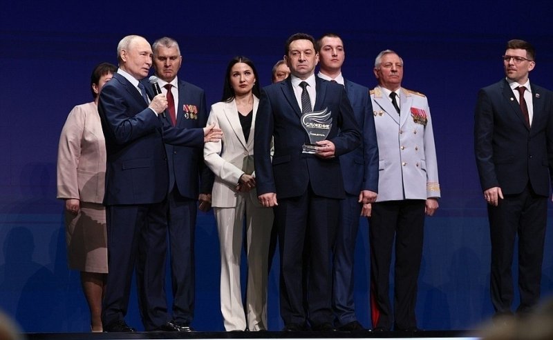 Владимир Путин наградил победителя премии «Служение»