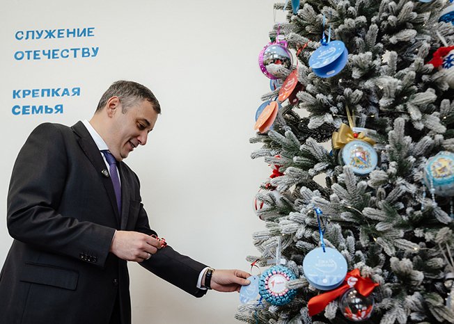 Александр Хинштейн дал старт акции «Ёлка желаний» в Курской области