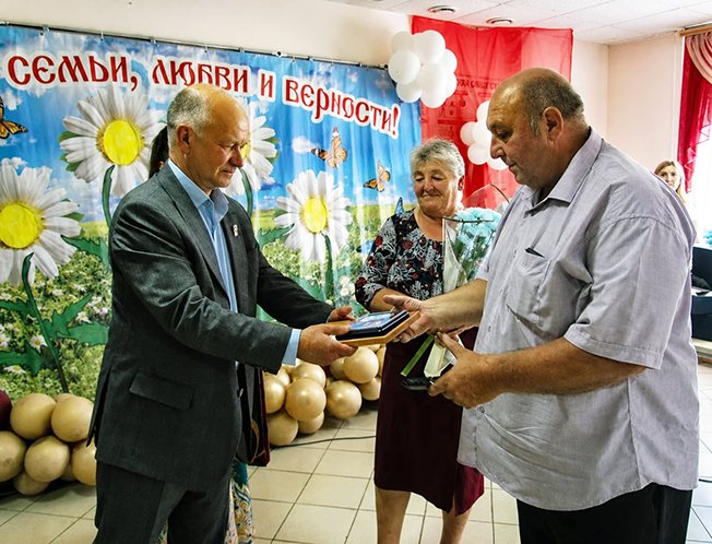 Живет в веках любовь и верность!