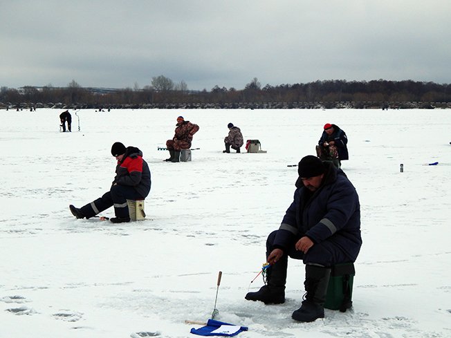 Курские спасатели напоминают любителям зимней рыбалки правила поведения на льду