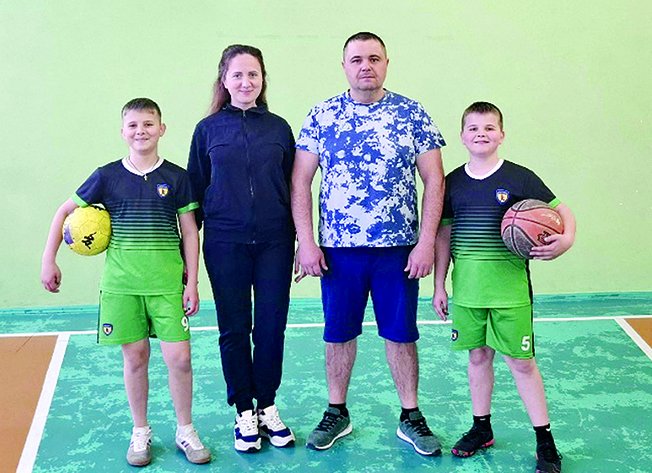 Один за всех, и все - на спортплощадку